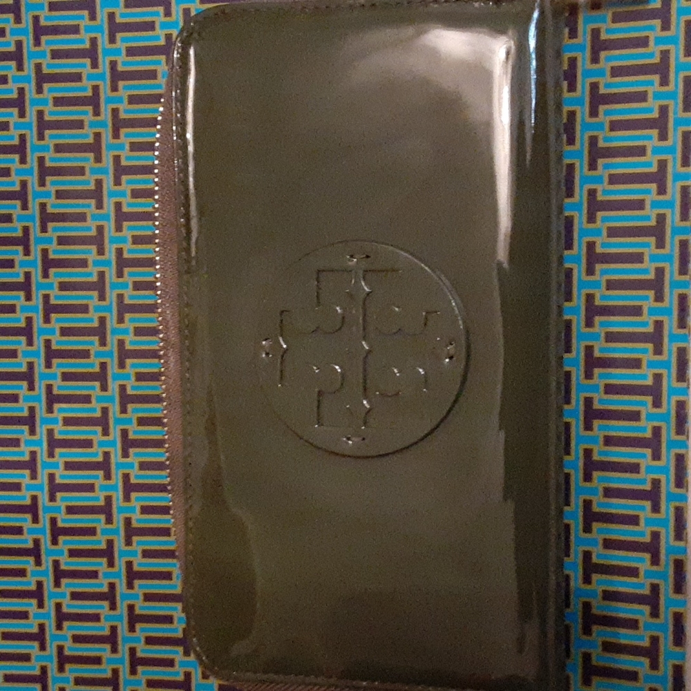 Tory Burch Continental Olive Green Patent Zip Around Wallet